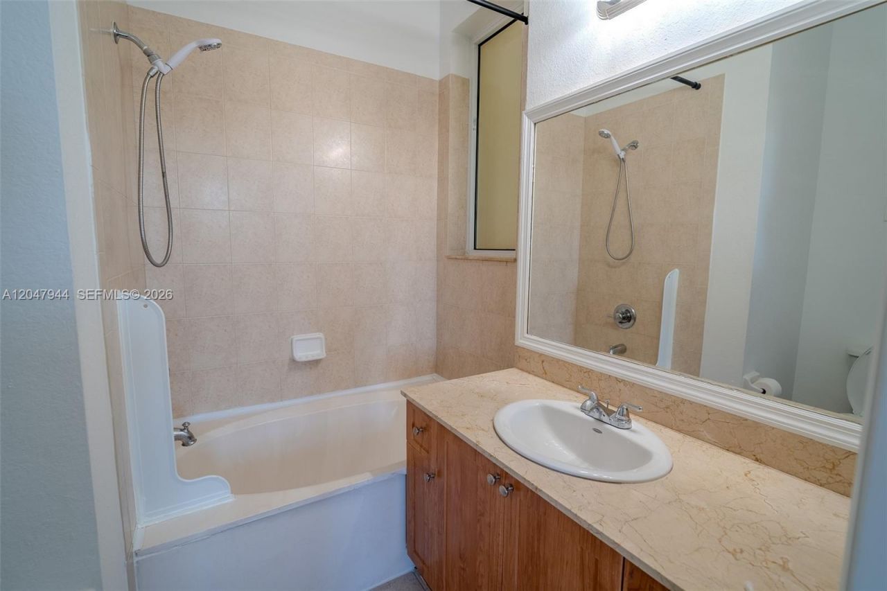 10855 NW 88th Ter, Unit 212, Doral, FL 33178 Photo