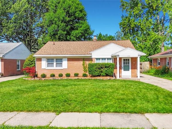 11205 W Clements Circle, Livonia, MI 48150