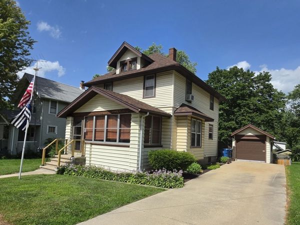 906 S Galena Avenue , Dixon, IL 61021