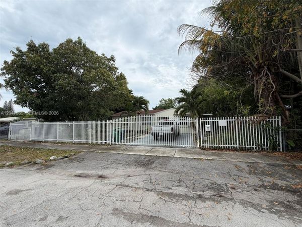 596 NW 109th St , Miami, FL 33168