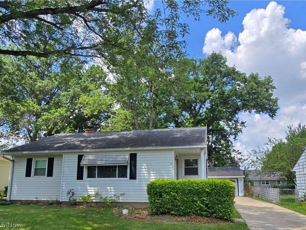 976 N Pasadena Avenue , Elyria, OH 44035