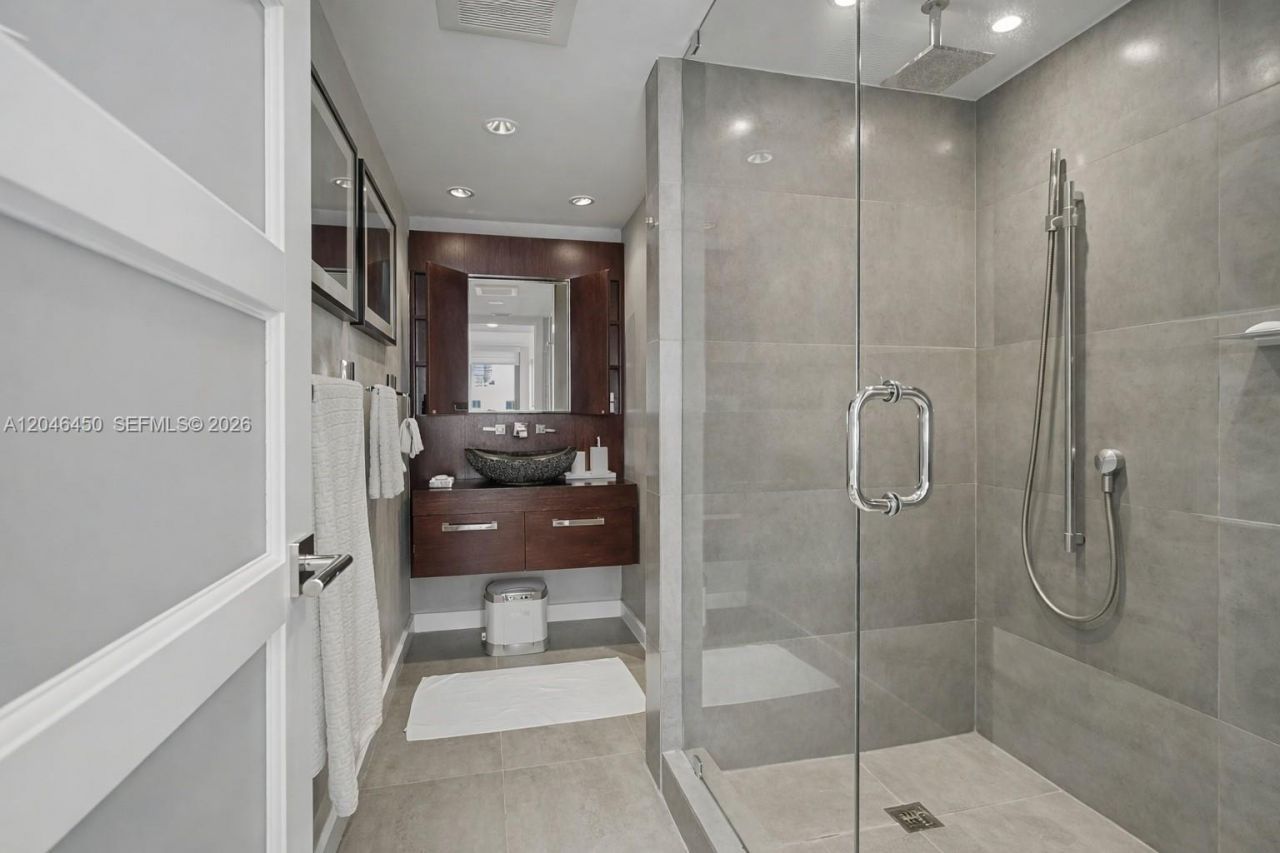 2555 Collins Ave, Unit 1814, Miami Beach, FL 33140 Photo