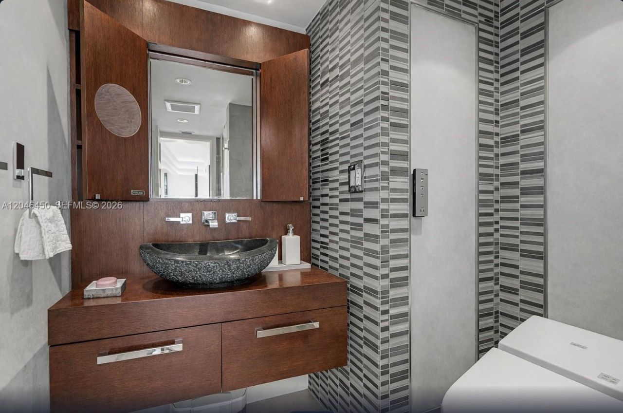 2555 Collins Ave, Unit 1814, Miami Beach, FL 33140 Photo