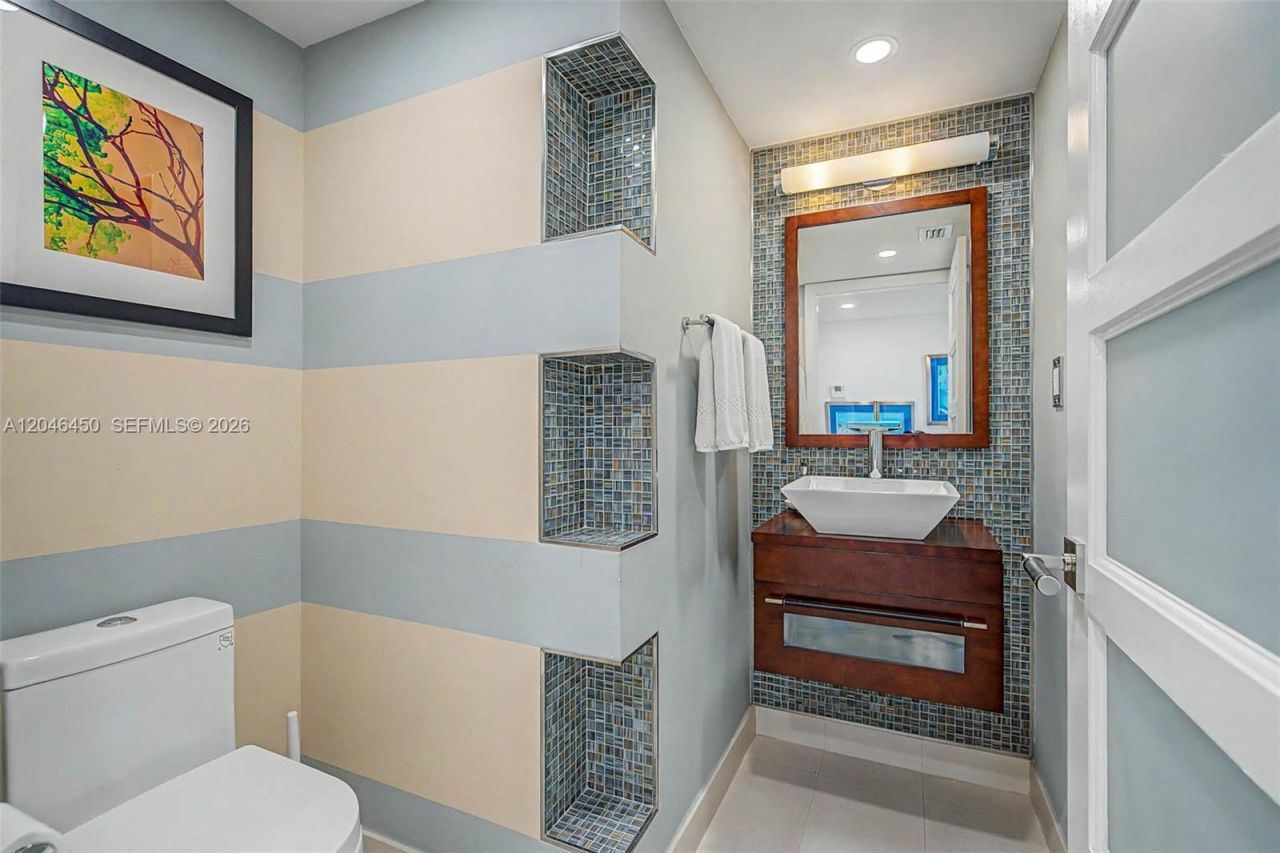 2555 Collins Ave , Unit 1814, Miami Beach, FL 33140 Photo