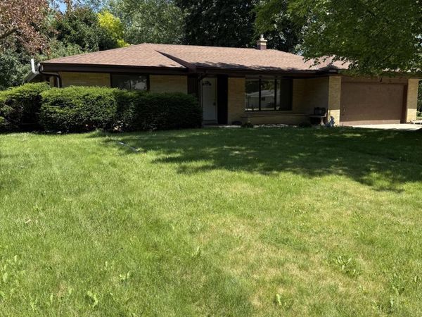 8414 S Verdev Dr, Oak Creek, WI 53154