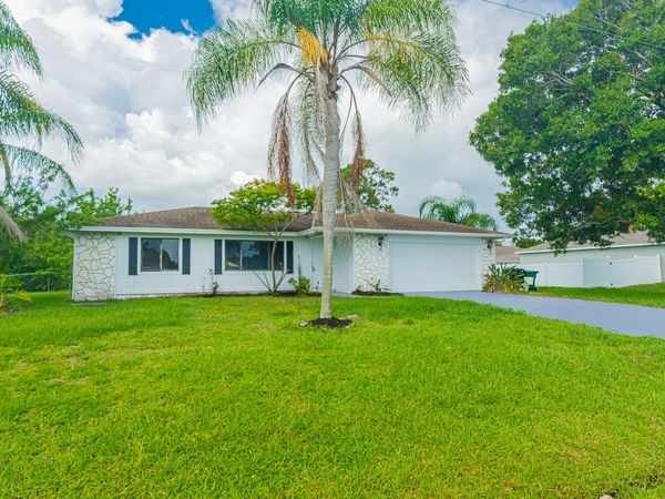 922 SE Thornhill Drive, Port St. Lucie, FL 34983