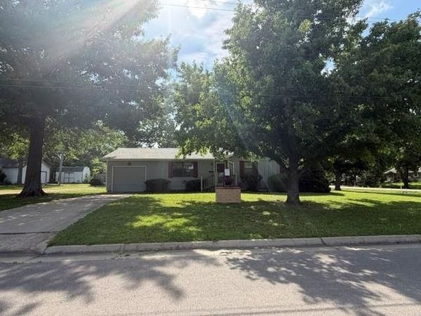 904 S 6th Street, Burlington, KS 66839