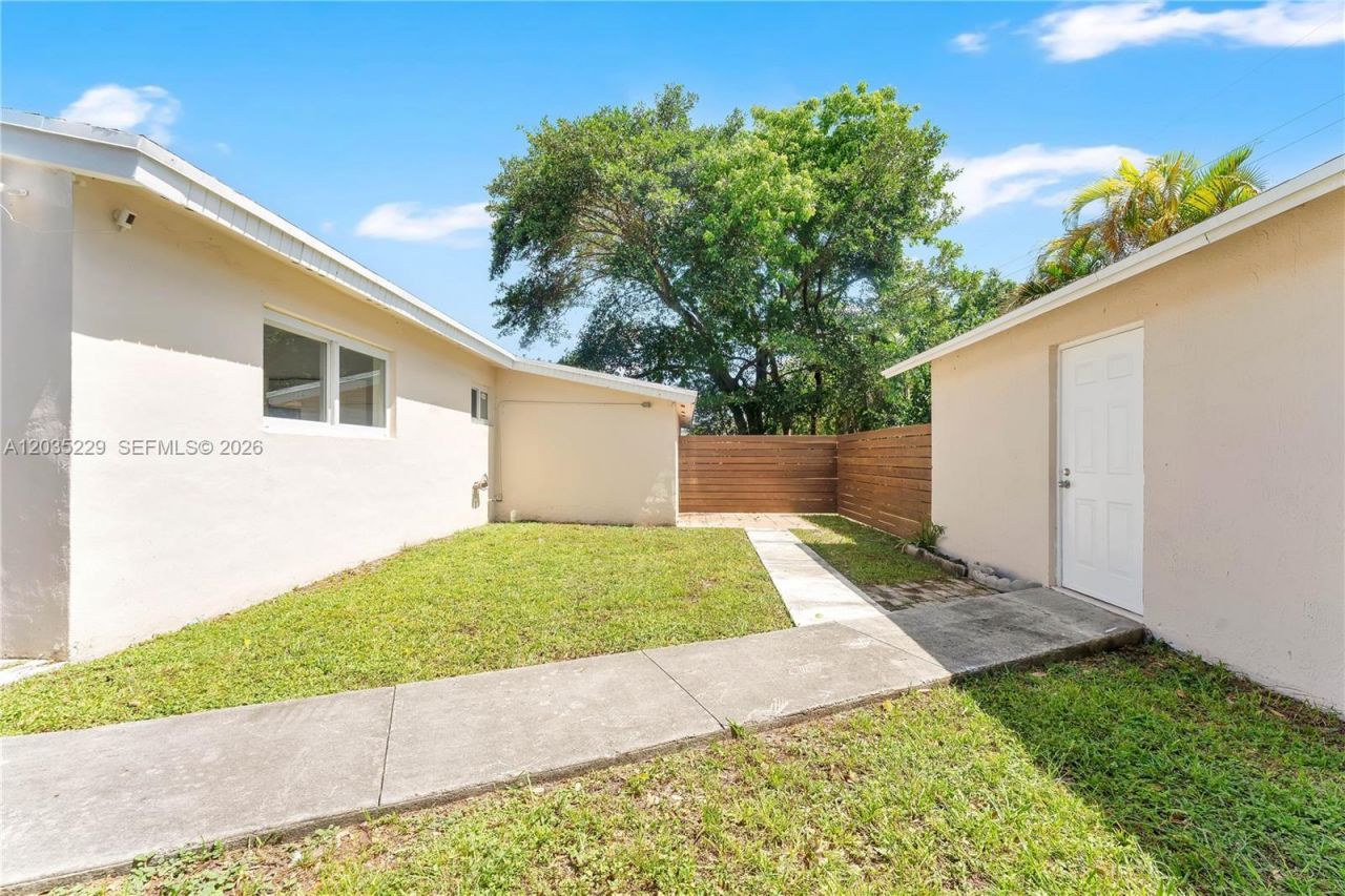 321 NW 56th Av, Miami, FL 33126 Photo