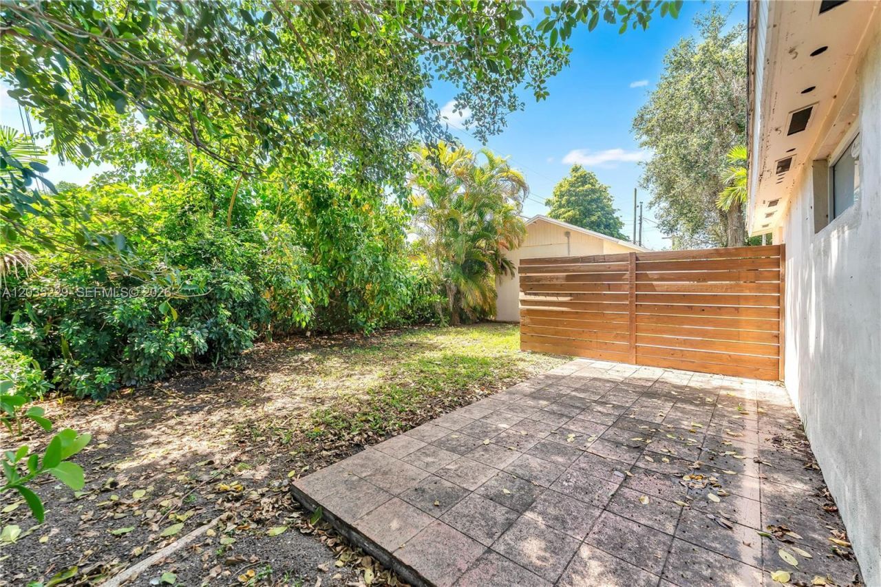 321 NW 56th Av, Miami, FL 33126 Photo
