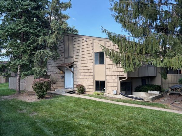 800 Oregon Trail , Roselle, IL 60172