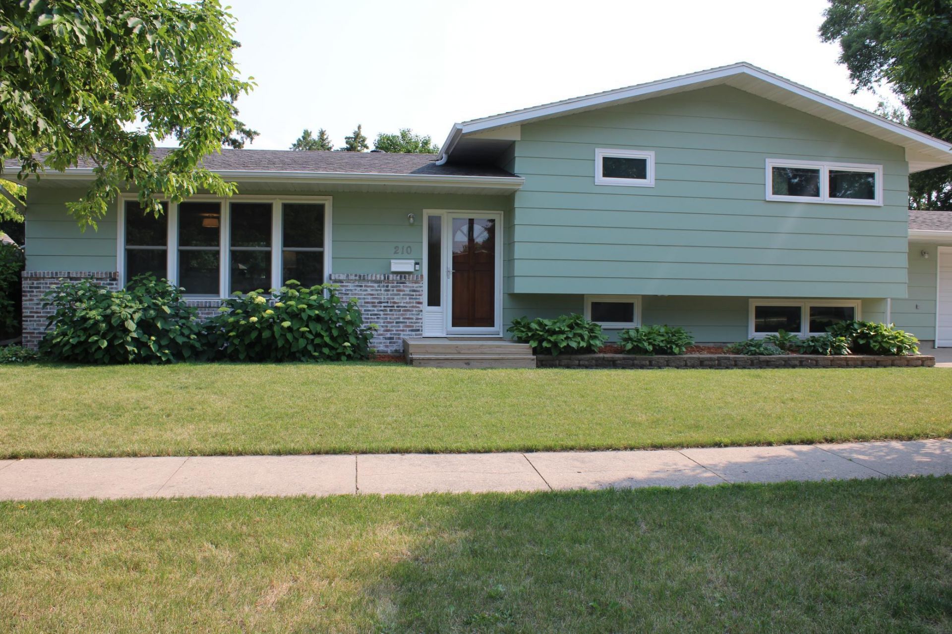 210 29th Avenue N, Fargo, ND 58102 Main Photo