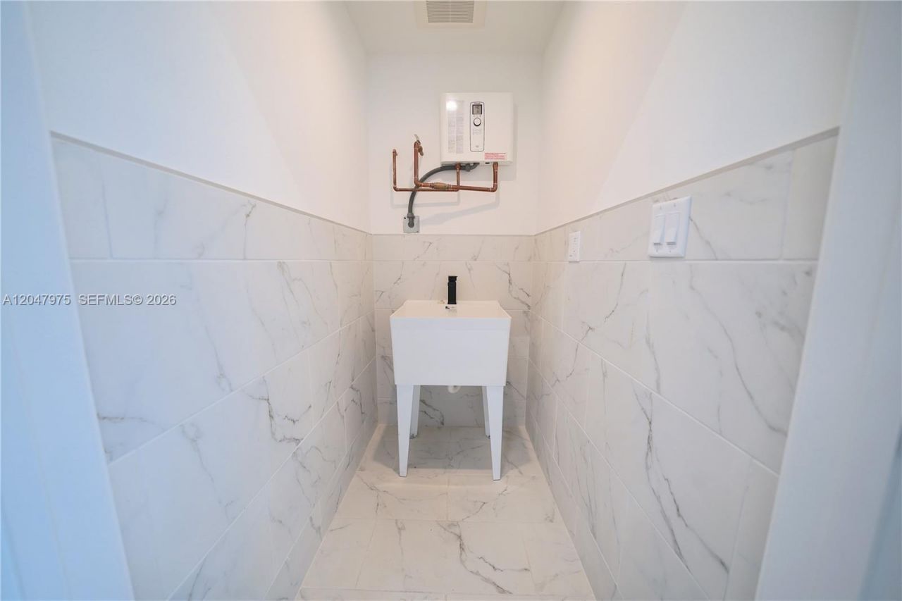 650 SW 1st St , Unit 1, Miami, FL 33130 Photo