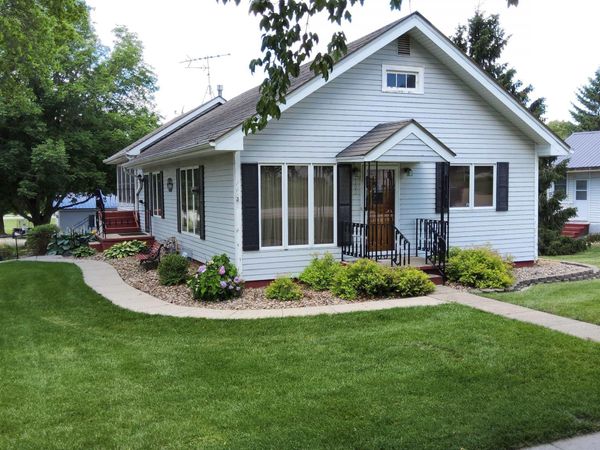 702 N Walnut Street, Avoca, IA 51521