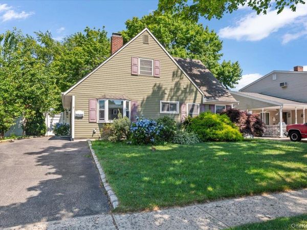 7 Chickadee Lane , Levittown, NY 11756