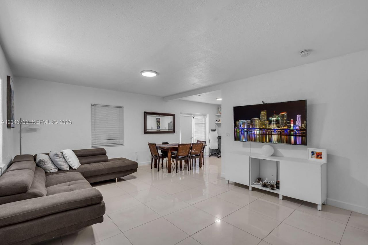 801 NW 17th Ct , Miami, FL 33125 Photo