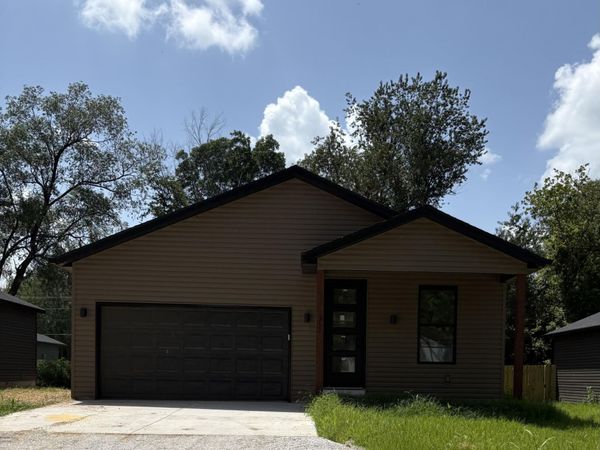 317 S Oak Avenue, Sparta, MO 65753