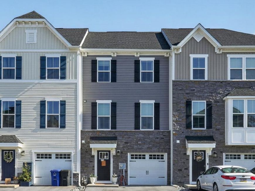 265 Sugar Maple Square, Downingtown, PA 19335 Main Photo