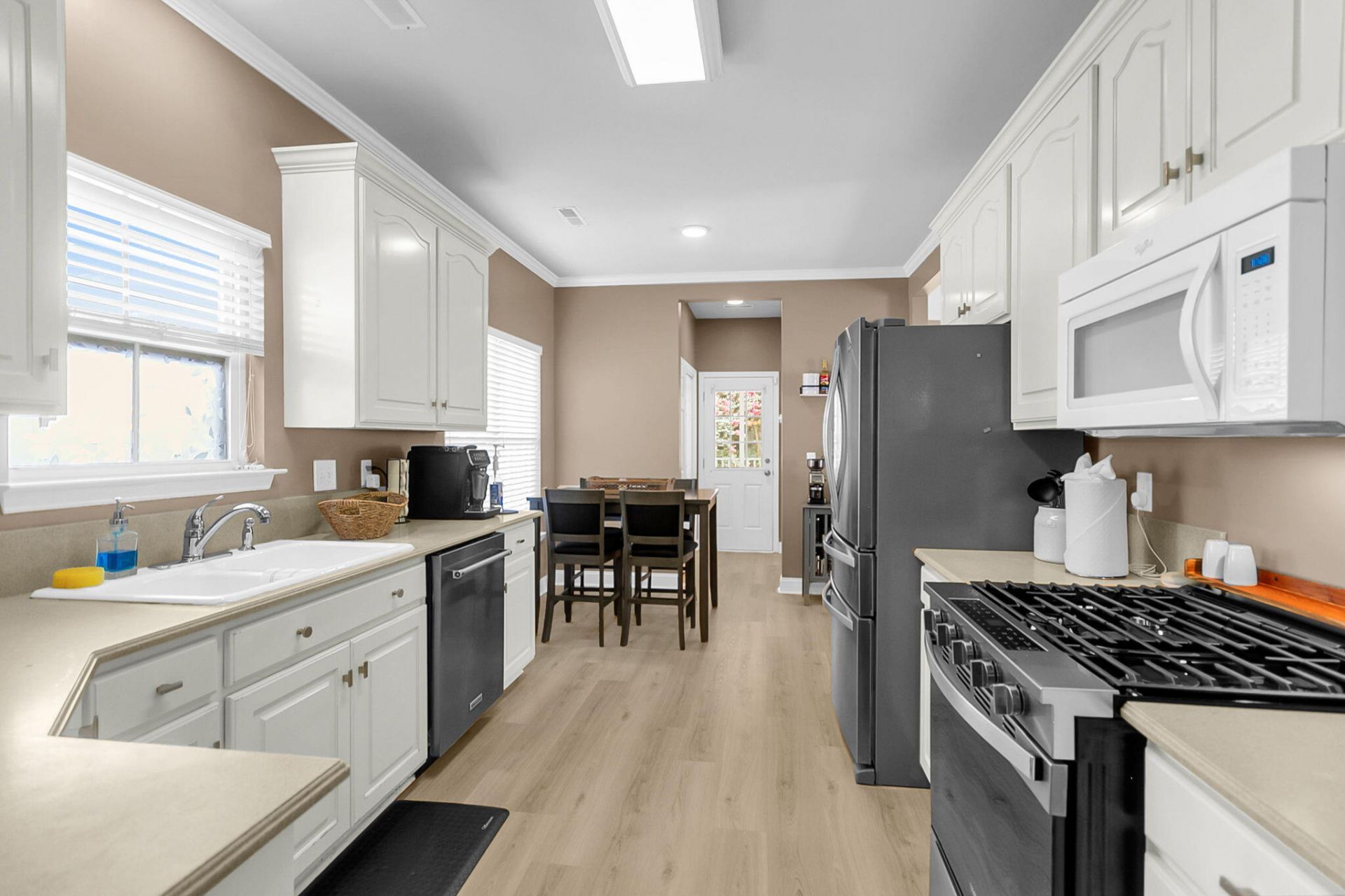136 Saint Phillips Row Photo 8