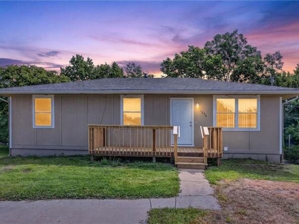 1226 W 3rd Street, Edgerton, KS 66021
