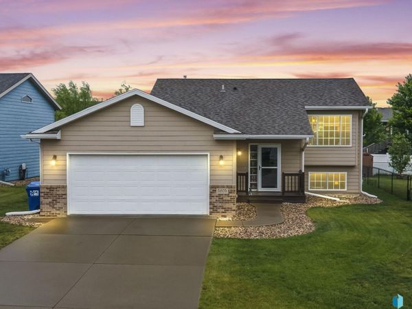 5605 W Hemlock Dr, Sioux Falls, SD 57107