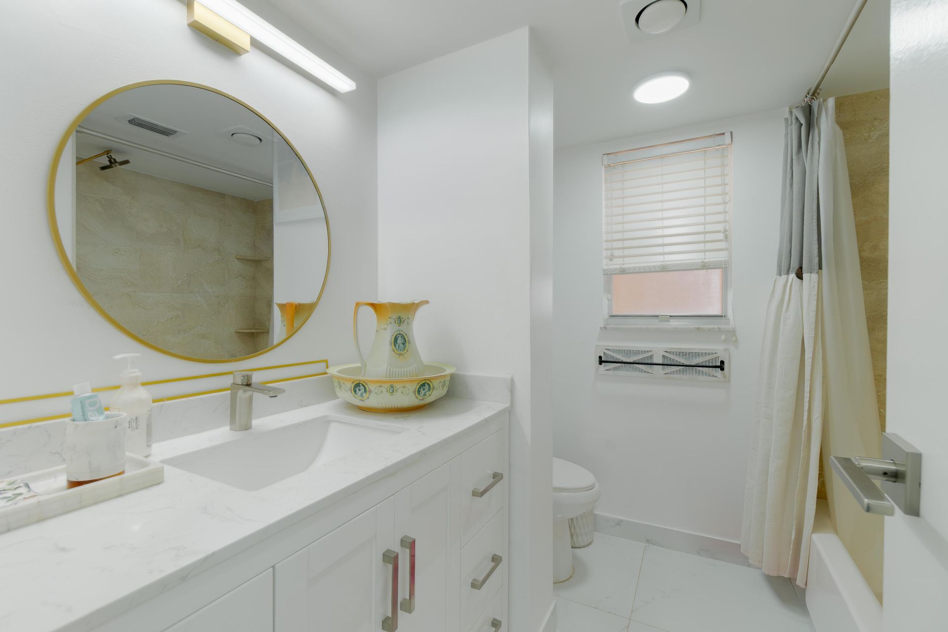 3661 Via Poinciana, Unit 211, Lake Worth, FL 33467 Photo