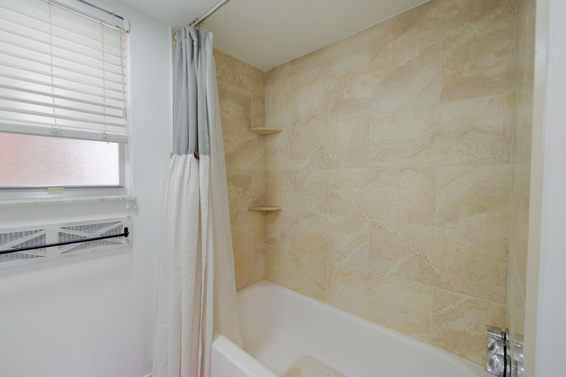 3661 Via Poinciana, Unit 211, Lake Worth, FL 33467 Photo