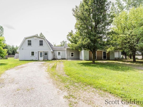 1402 E Deaner Road NE, Edmore, MI 48829
