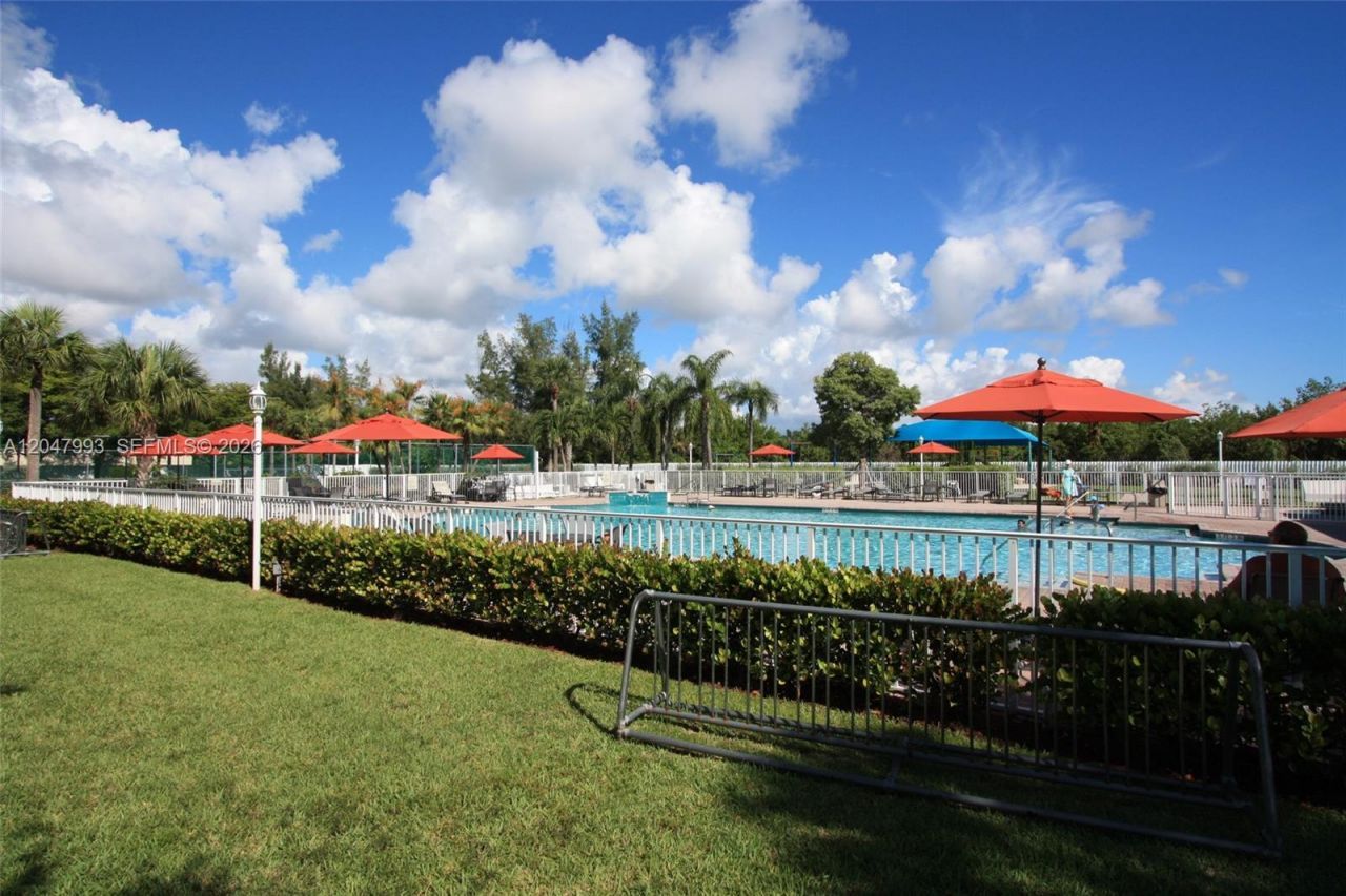 1595 Seagrape Way , Unit -, Hollywood, FL 33019 Photo