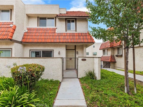 17955 River Circle, Unit 4, Canyon Country, CA 91387