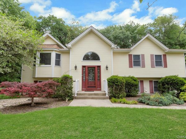 19 Flower Lane, Valley Cottage, NY 10989