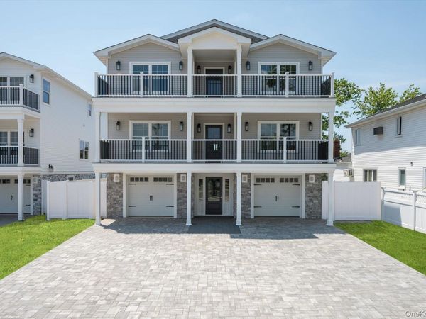 21 Island Parkway N, Island Park, NY 11558