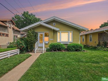 3212 Oak Street, Omaha, NE 68105