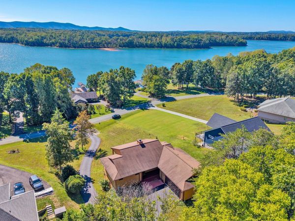 209 Park Shores CIR, Moneta, VA 24121
