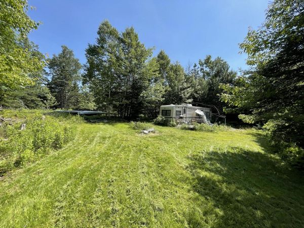 9 Ferry Road , Swans Island, ME 04685