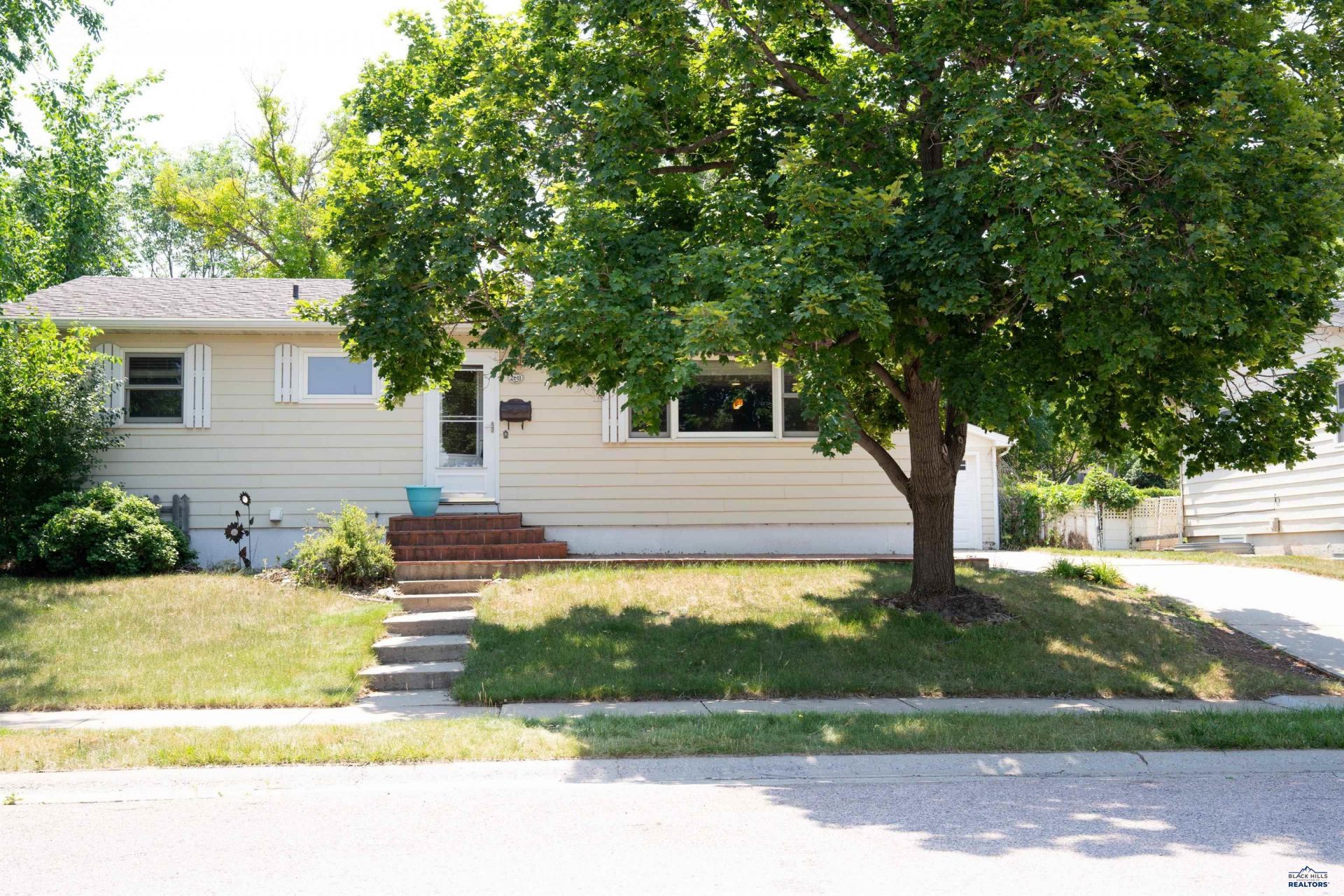 2611 Lawndale Dr, Rapid City, SD 57702 Main Photo
