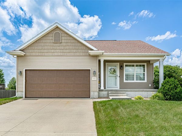 9506 Grand Oaks Drive NE, Cedar Rapids, IA 52402
