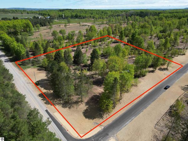 1007 Solaris Way E, Maple City, MI 49664
