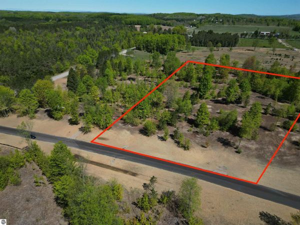 1029 Solaris Way E, Maple City, MI 49664