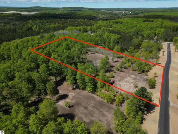 1060 Solaris Way E, Maple City, MI 49664