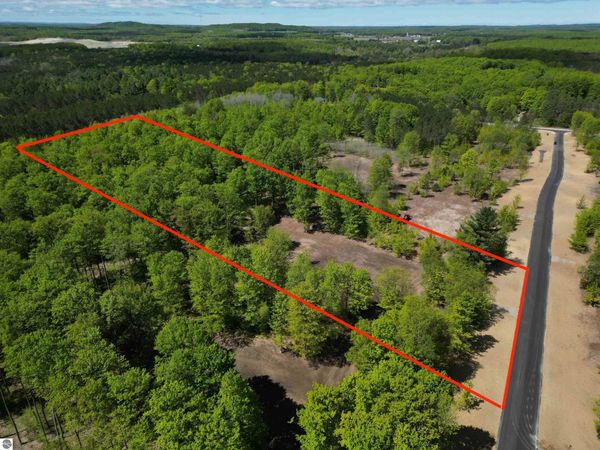 1128 Solaris Way E, Maple City, MI 49664