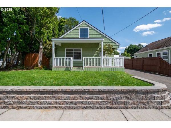 1020 N 3RD ST, Woodburn, OR 97071