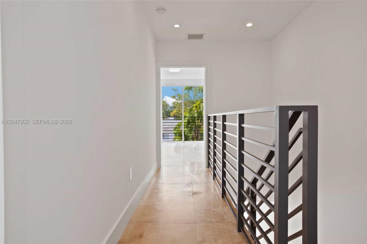 7004 NE 5th Ave , Miami, FL 33138 Photo