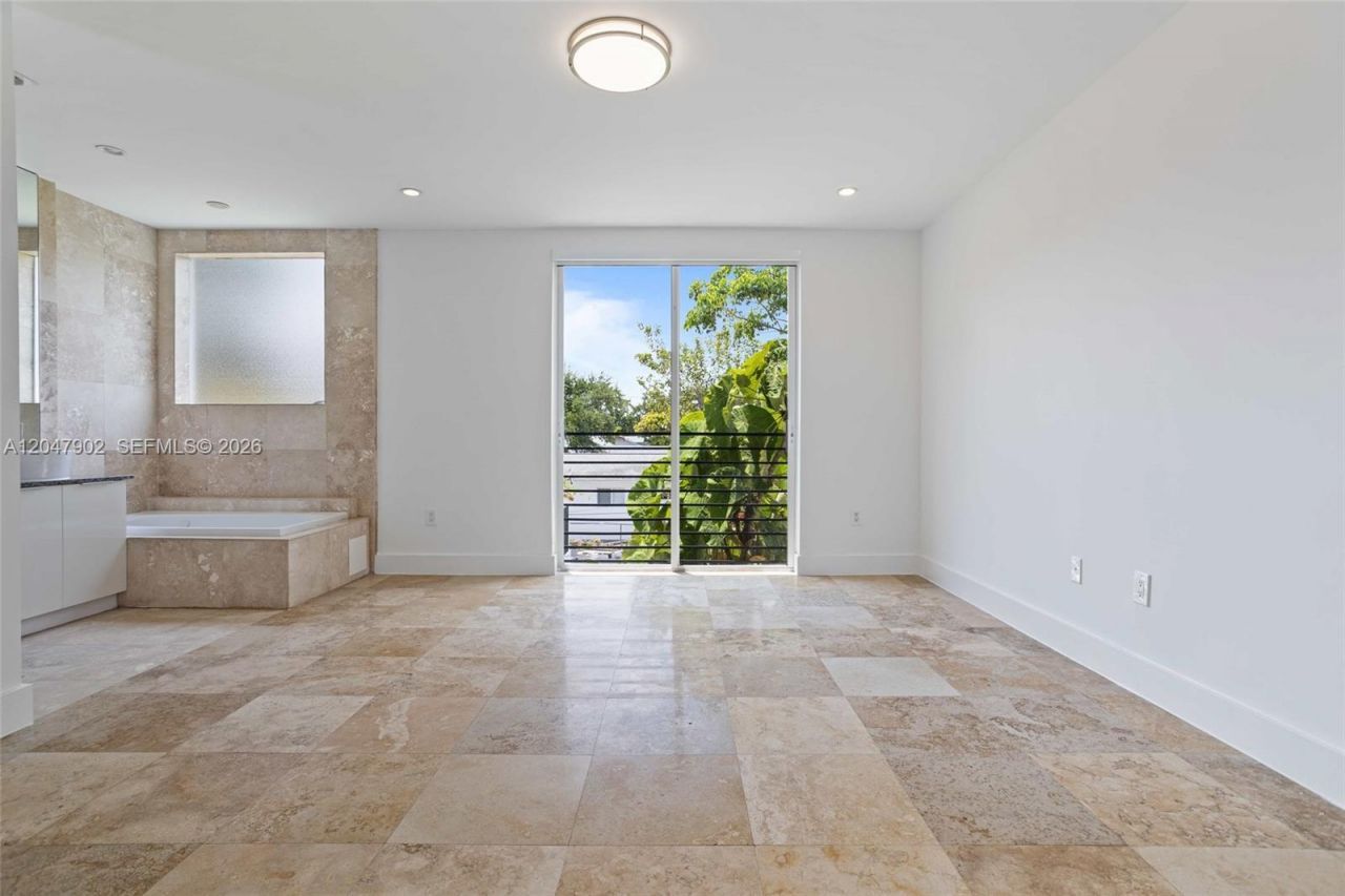 7004 NE 5th Ave , Miami, FL 33138 Photo