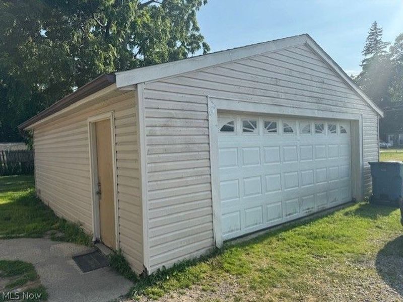 856 Peach Boulevard, Willoughby, OH 44094 Photo 11