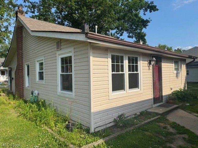 856 Peach Boulevard, Willoughby, OH 44094 Photo 2