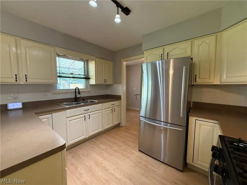 7682 Pinehurst Drive, Mentor on the Lake, OH 44060 Photo 2
