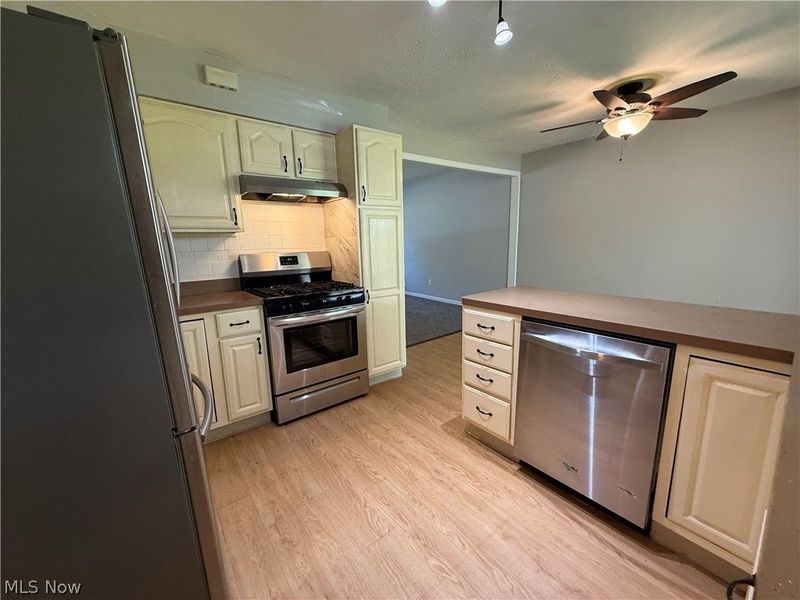 7682 Pinehurst Drive, Mentor on the Lake, OH 44060 Photo 3