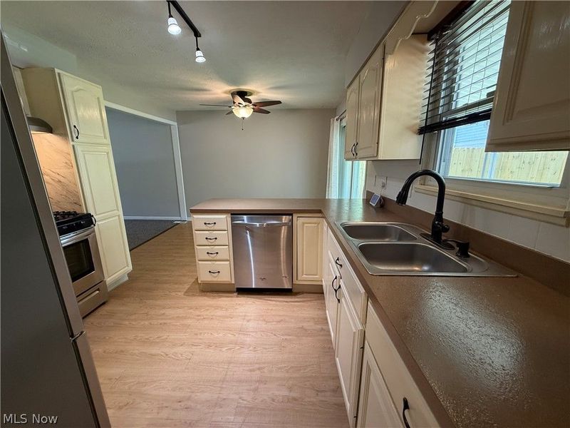 7682 Pinehurst Drive, Mentor on the Lake, OH 44060 Photo 6