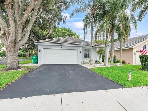 9161 N Lake Park Cir N, Davie, FL 33328
