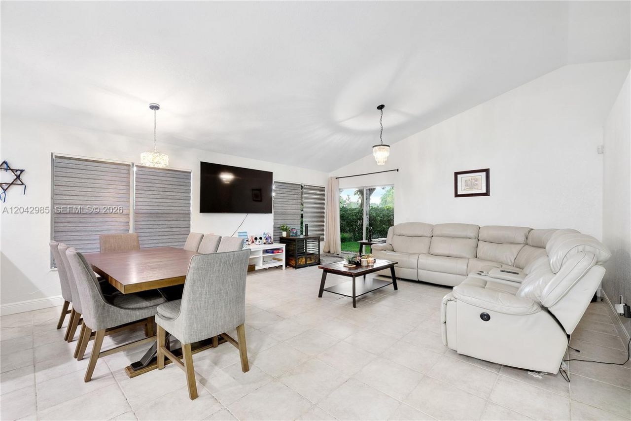 9161 N Lake Park Cir N, Davie, FL 33328 Photo